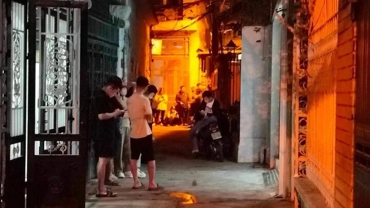 Người dân tập trung tại khu chung cư mini theo dõi vụ việc.