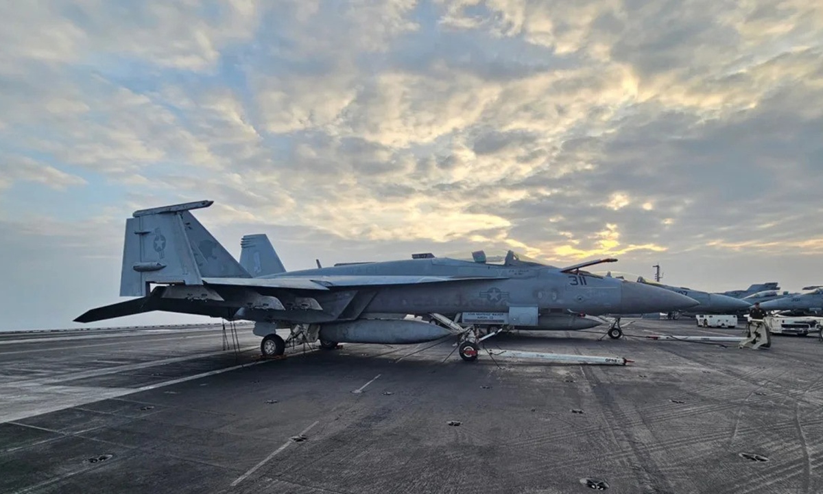 Tiêm kích F/A-18 Super Hornet đậu trên tàu sân bay USS Dwight D. Eisenhower trong bức ảnh đăng ngày 14/2. Ảnh: CNN
