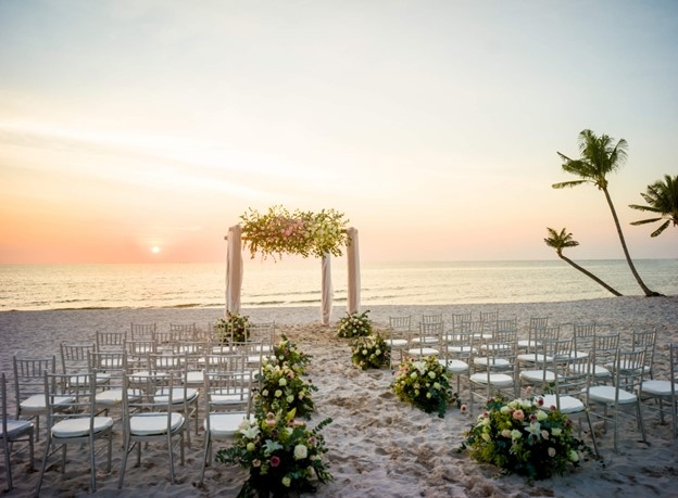 Trước “siêu đám cưới” này, Phu Quoc Marina vốn đã được đánh giá là “địa điểm cưới trong mơ” tại đảo ngọc. Bãi biển tuyệt đẹp tại đây này đã chứng kiến lời hẹn thề của nhiều cặp đôi nổi tiếng trong đó có vợ chồng cầu thủ Công Phượng và Viên Minh vào năm 2020