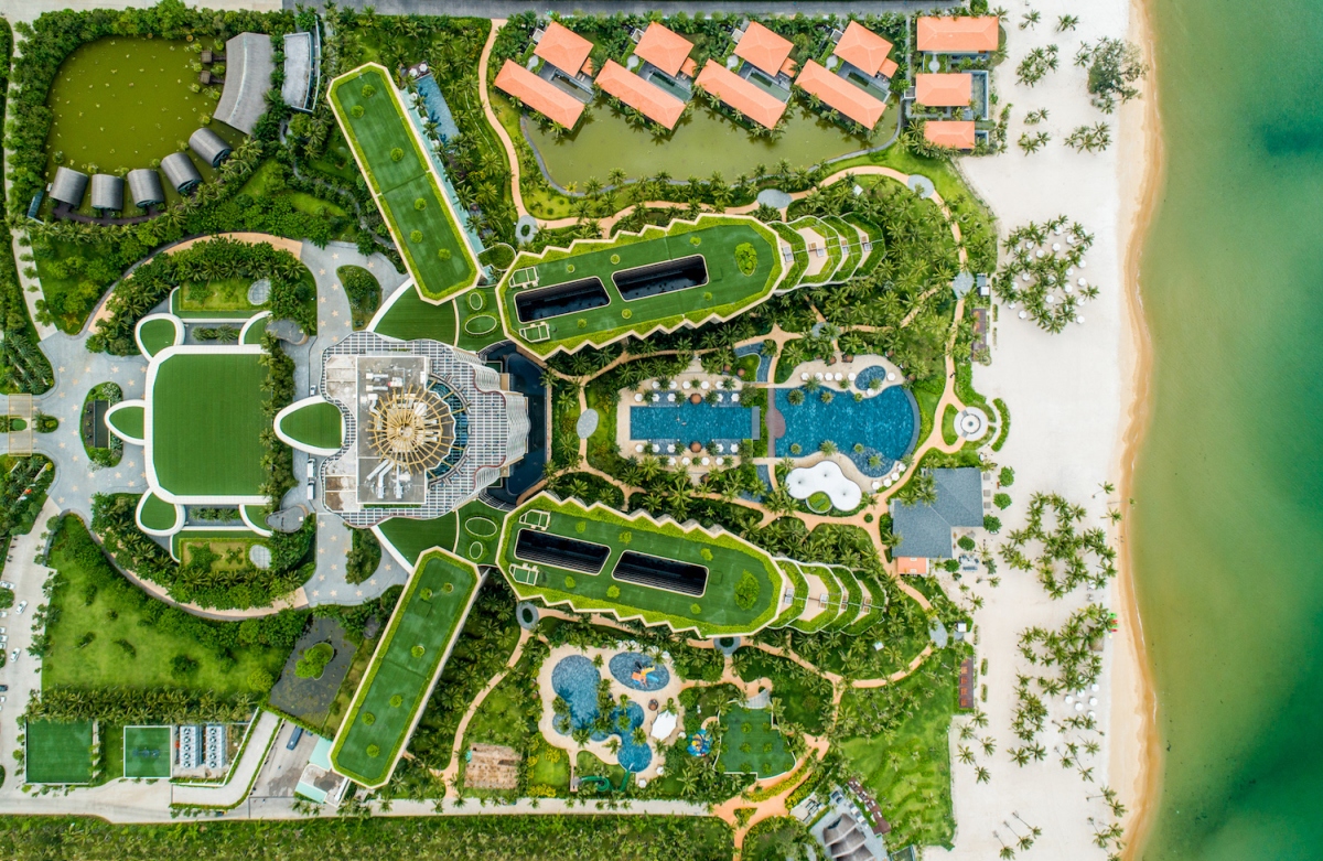Khu nghỉ dưỡng InterContinental Phu Quoc Long Beach sở hữu các lựa chọn phòng nghỉ đáp ứng mọi nhu cầu của gia đình, sáu nhà hàng và quán bar, không gian tổ chức sự kiện trong nhà và ngoài trời linh hoạt cùng vô vàn tiện ích cho gia đình, biến nơi đây trở thành địa điểm cưới lý tưởng dành cho các cặp đôi tại đảo Ngọc.