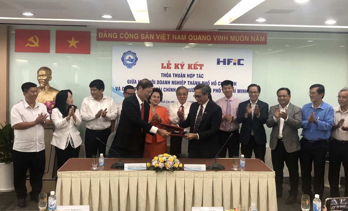 Đại diện HUBA và HFIC ký kết thỏa thuận hợp tác hỗ trợ vốn vay với lãi suất ưu đãi cho doanh nghiệp (Ảnh do HUBA cung cấp)