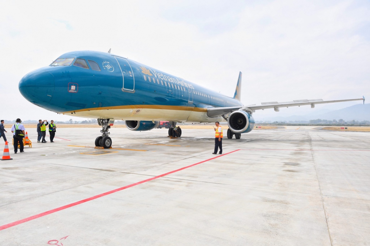 Sau hơn 6 tháng gián đoạn cải tạo và mở rộng Cảng Hàng không Điện Biên, chuyến bay của Vietnam Airlines đã đưa những hành khách đầu tiên đến với vùng đất lịch sử Tây Bắc này.