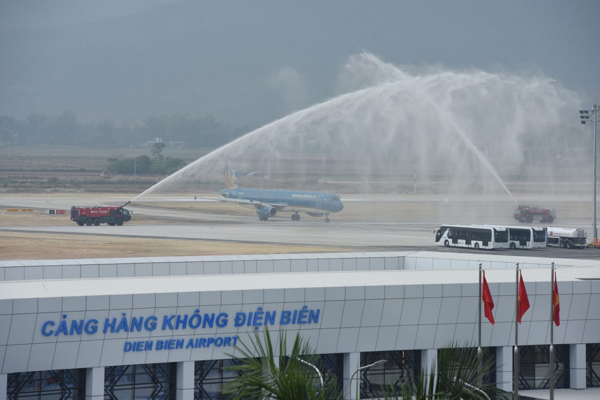 Máy bay của Hãng hàng không Vietnam Airlines hạ cánh tại Sân bay Điện Biên. 