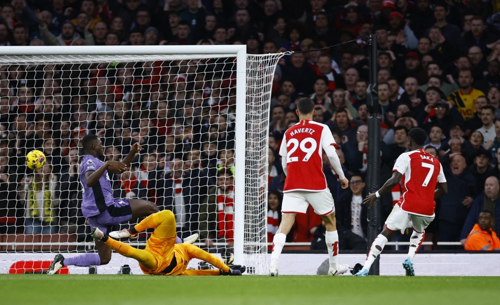 Saka đá bồi tung lưới Liverpool. (Ảnh: Reuters)