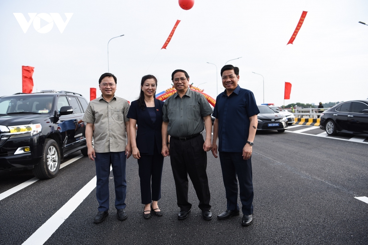 Thủ tướng Phạm Minh Chính chụp ảnh lưu niệm cùng các đồng chí lãnh đạo tỉnh Bắc Giang, Bắc Ninh trên cầu Như Nguyệt mở rộng
