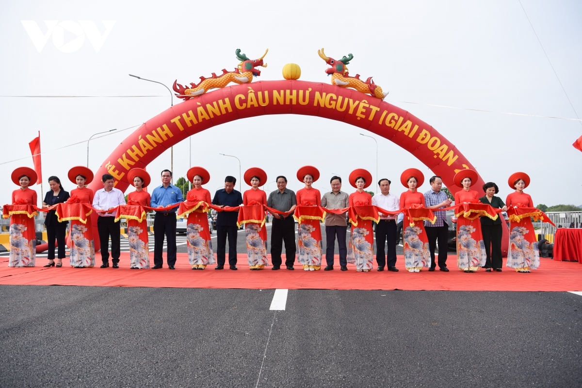 Thủ tướng Phạm Minh Chính và các đại biểu cắt băng khánh thành dự án cầu Như Nguyệt