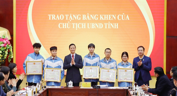 Phó Chủ tịch Thường trực UBND tỉnh Bắc Ninh Vương Quốc Tuấn và Giám đốc Sở GD&amp;ĐT Nguyễn Thế Sơn chúc mừng các em học sinh.