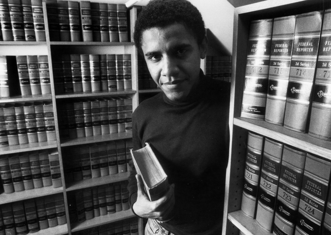 Trước khi bước vào chính trường, ông Barack Obama đã làm việc 4 năm với tư cách là luật sư cho một công ty luật về dân quyền ở Chicago. Ông Obama đã xử lý các vấn đề dân sự và quyền bầu cử.