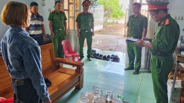 Công an huyện Đắk Glong tống đạt các quyết định tố tụng đối với Trần Thị Đoàn
