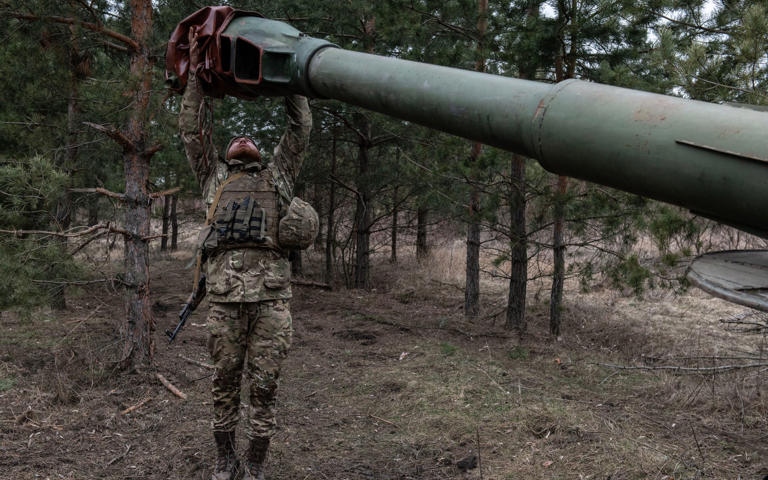 Binh sỹ Ukraine đang chuẩn bị khai hỏa lựu pháo Howitzer. Nguồn: Telegraph