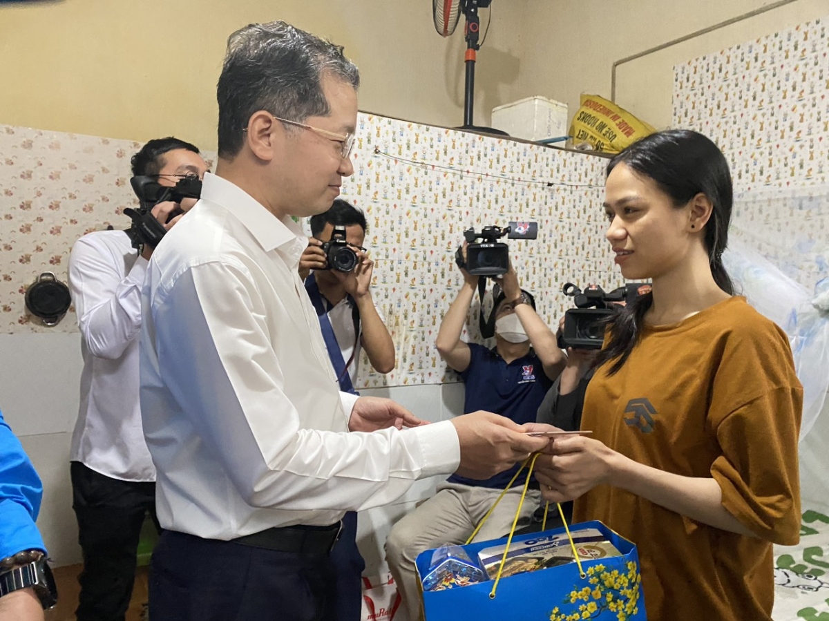 Bí thư Thành ủy Đà Nẵng đến từng căn phòng trọ công nhân để tặng quà