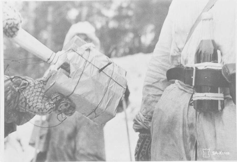 "Molotov Cocktail" - bom xăng tự chế của Phần Lan trong Chiến tranh Mùa đông 1939-1940.