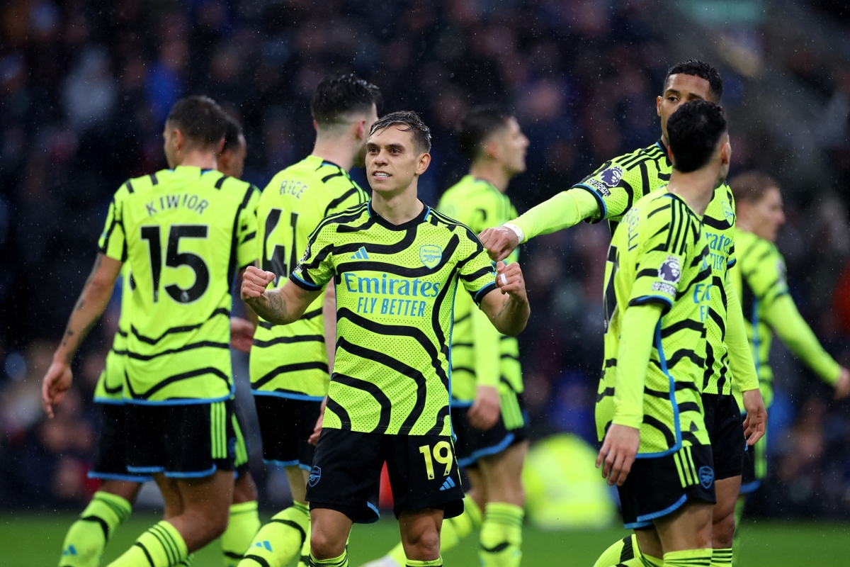 Trossard dứt điểm cận thành, nâng tỷ số lên 4-0 cho Arsenal ở phút 66. (Ảnh: Reuters)