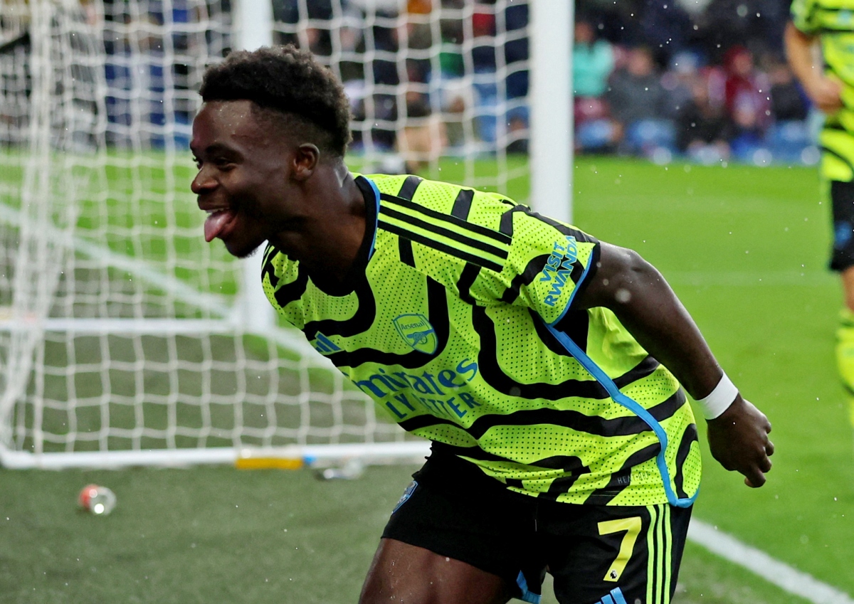 Ngay sau giờ nghỉ, Saka hoàn tất cú đúp vào lưới Burnley để nâng tỷ số lên 3-0 cho Arsenal. (Ảnh: Reuters)