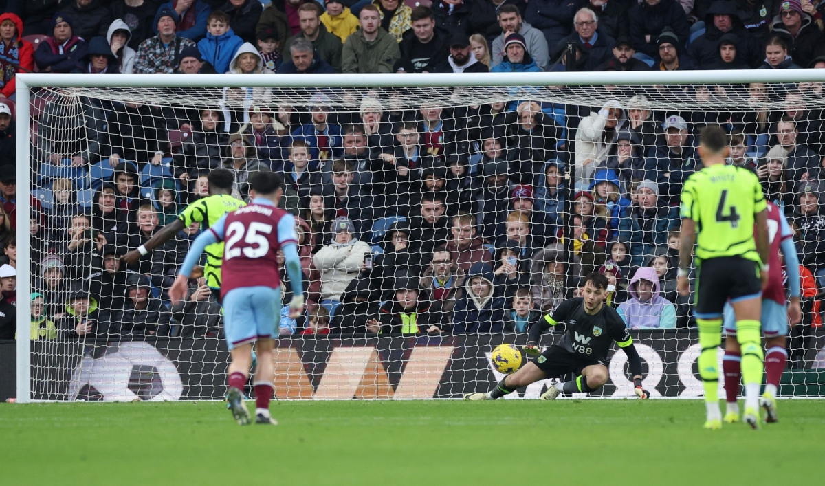 Trong thế trận áp đảo, Arsenal nhân đôi cách biệt trước Burnley với cú sút phạt đền thành công của Saka ở phút 41. (Ảnh: Reuters)