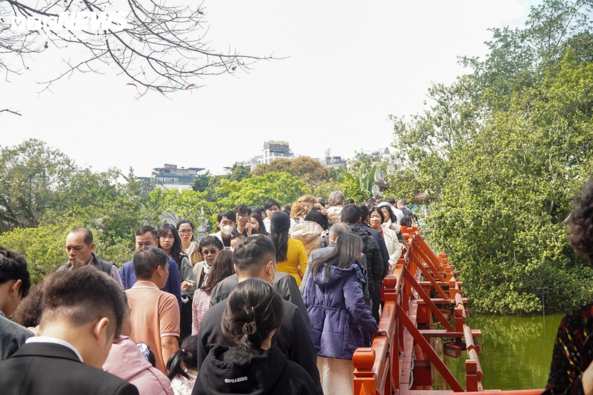 Xếp hàng dài trên cầu Thê Húc để chờ vào đền Ngọc Sơn những ngày đầu năm mới.