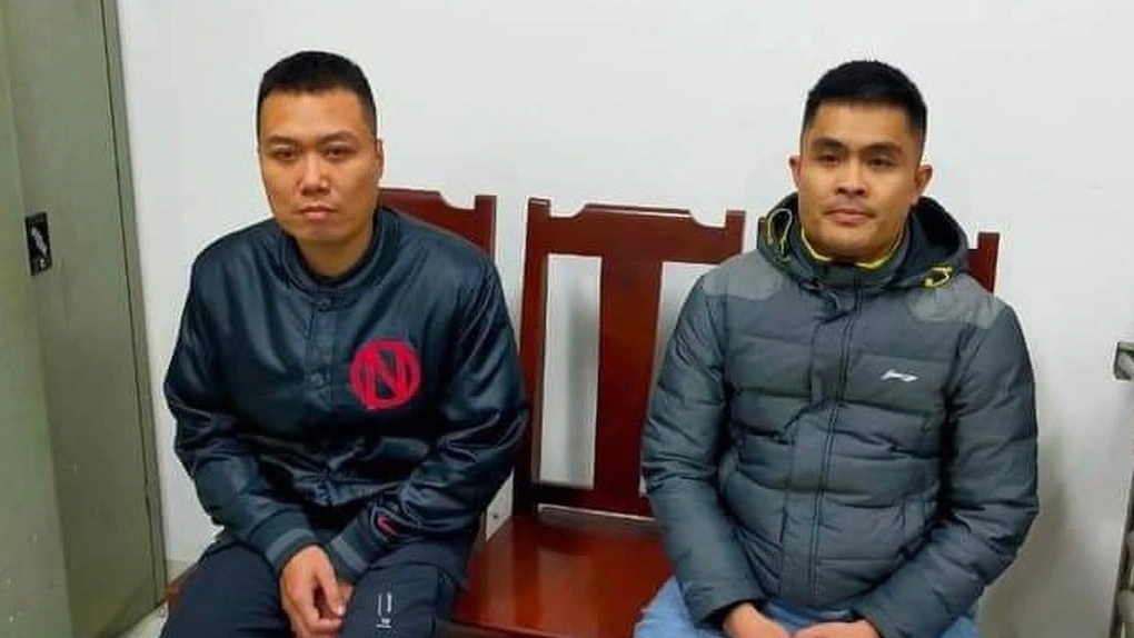 Hai người đàn ông đi xe máy bị triệu tập lên làm việc tại cơ quan công an
