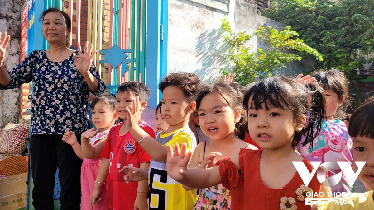 Các em nhỏ háo hức vẫy tay theo đoàn diễu hành