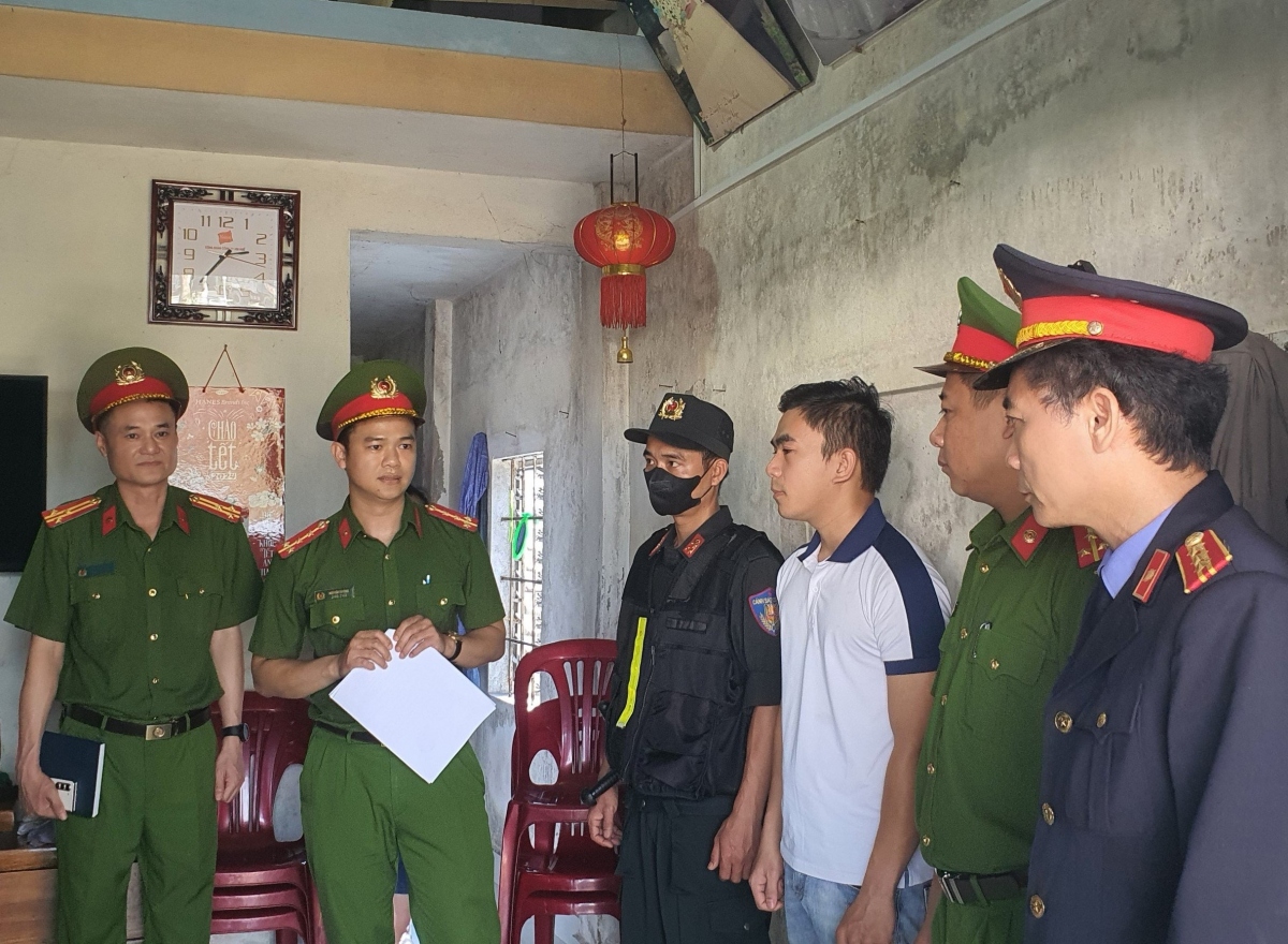 Các đối tượng trong đường dây sản xuất kính ô tô giả. (Ảnh: Công an cung cấp)