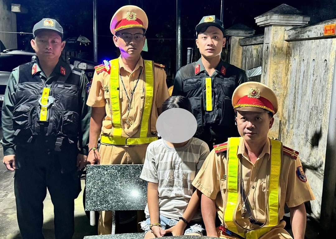 Cháu bé được Cảnh sát giao thông huyện Đức Phổ, Phòng Cảnh sát giao thông, Công an tỉnh Quảng Ngãi giải cứu