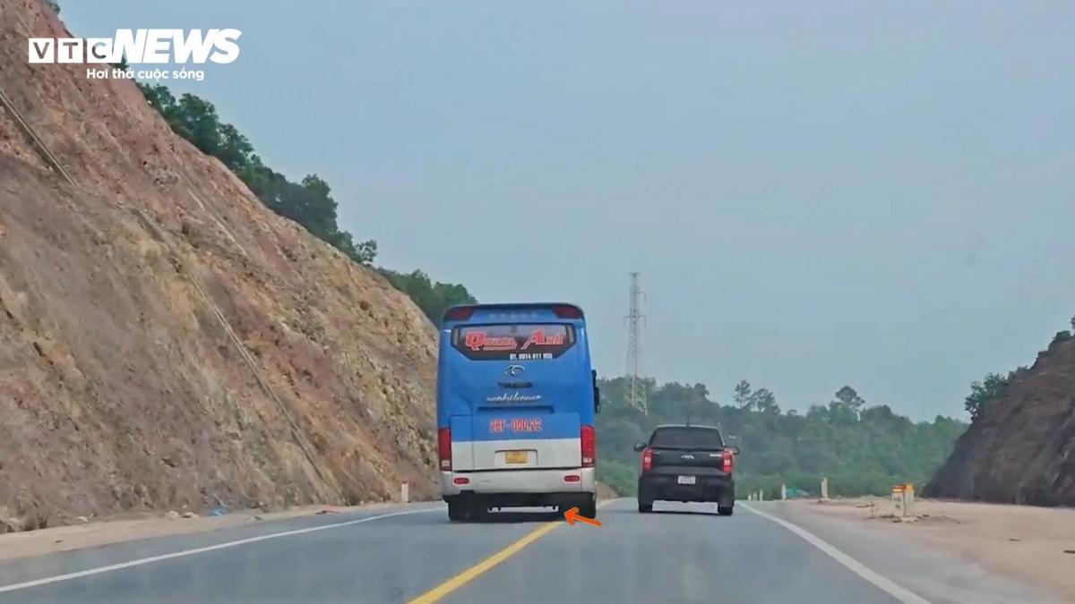Một ô tô của nhà xe Quang Anh mang BKS: 28F - 000.22 cố tình tăng ga vượt ẩu trên đoạn đường cấm vượt tại cao tốc Cam Lộ - La Sơn đoạn qua địa phận tỉnh Thừa Thiên - Huế.