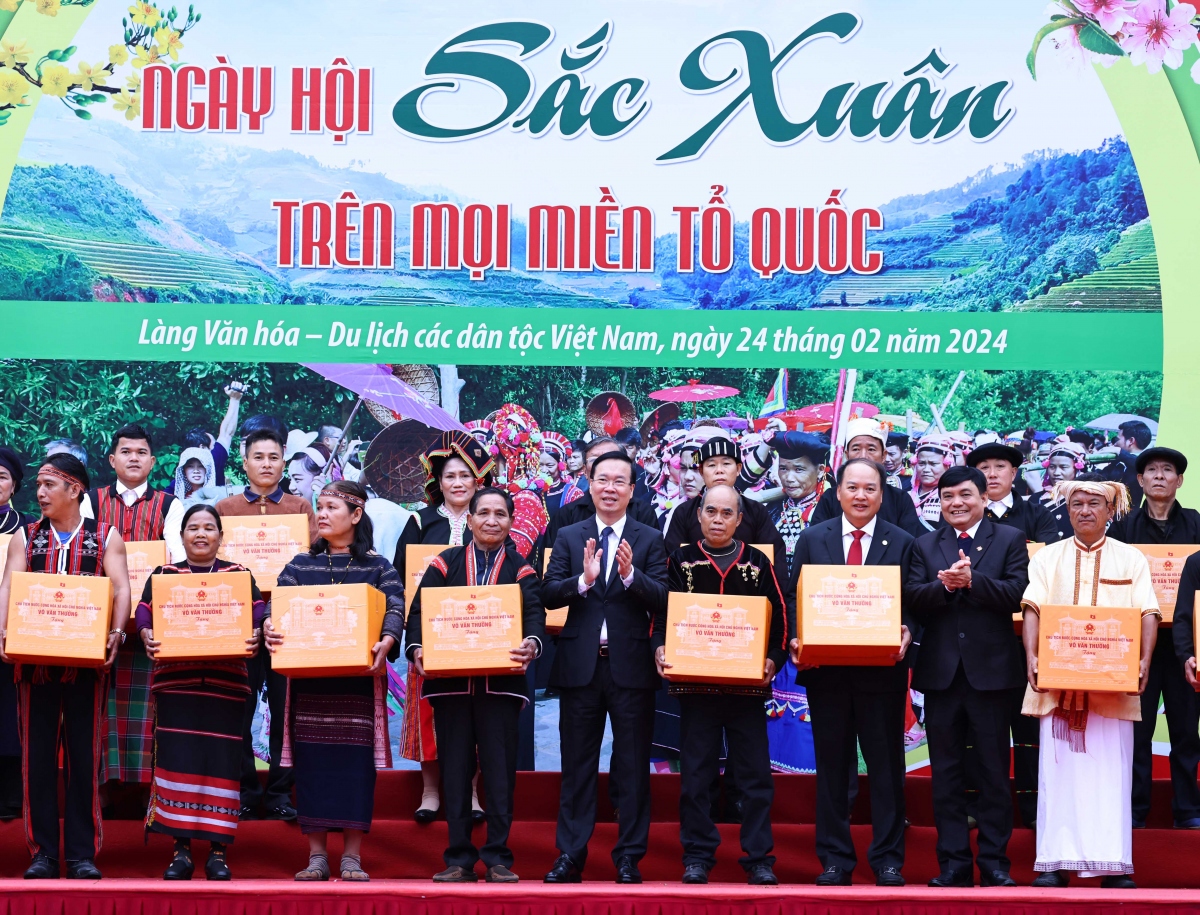 Chủ tịch nước Võ Văn Thưởng tặng quà đại diện cho các dân tộc tham dự ngày hội.