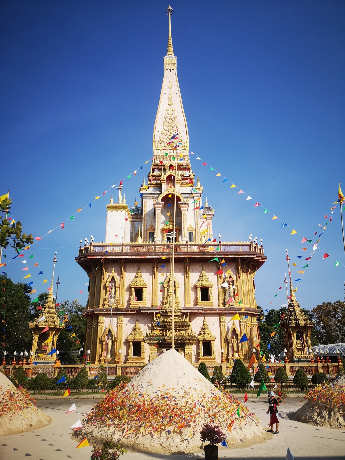Tòa bảo tháp Phra Mahathat Chedi là nơi lưu giữ một mảnh xá lợi của Đức Phật Tổ theo truyền thuyết của người Thái Lan kể lại.