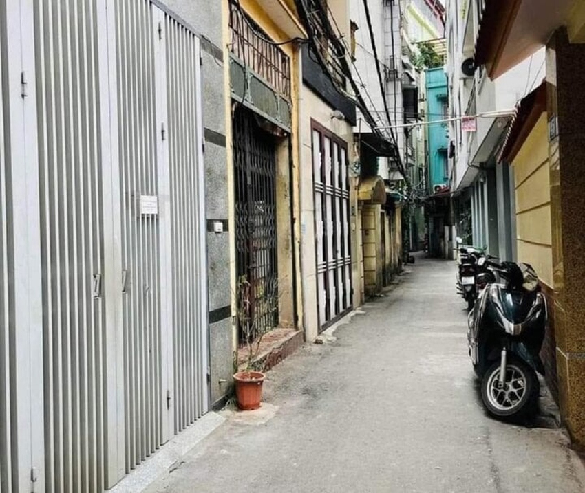 Giá căn hộ chung cư đắt đỏ, nhiều người có xu hướng tìm nhà trong ngõ - Ảnh: Thu Giang