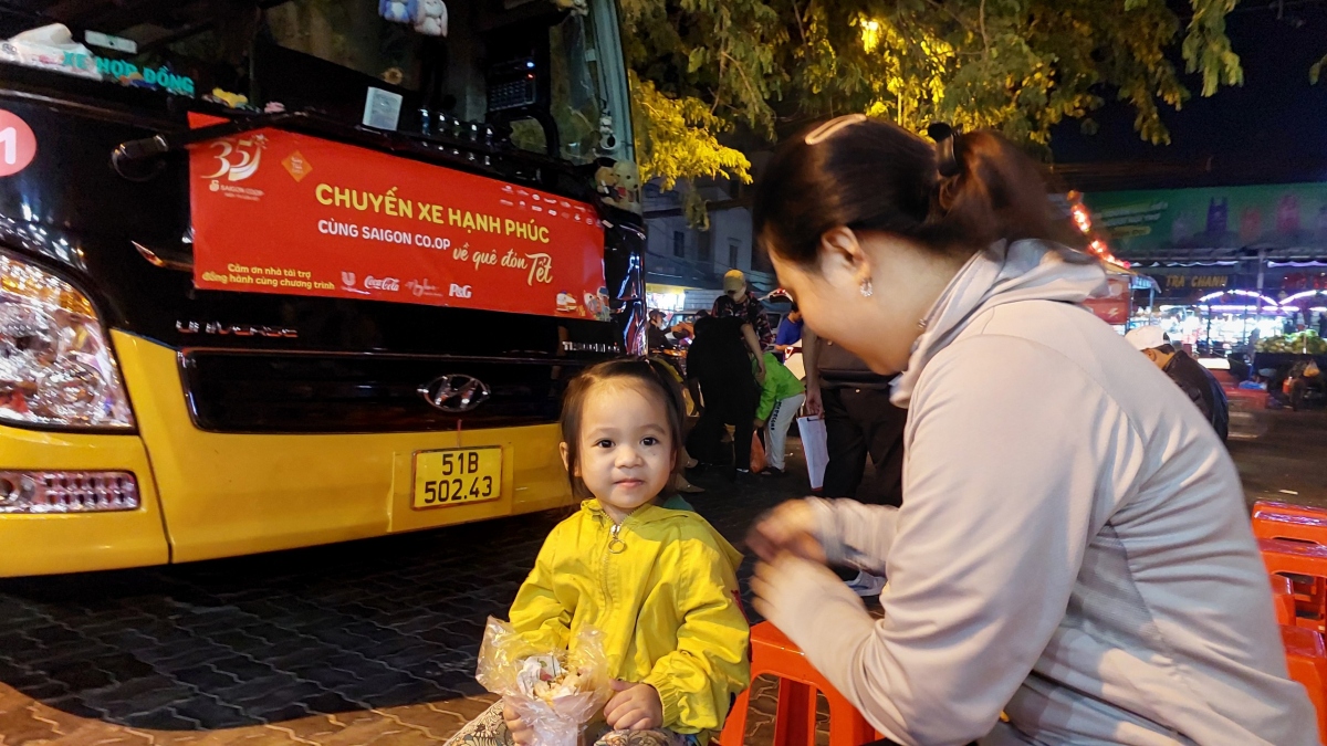 Chuyến xe hạnh phúc đưa nhiều hành khách nhỏ tuổi về quê đón Tết