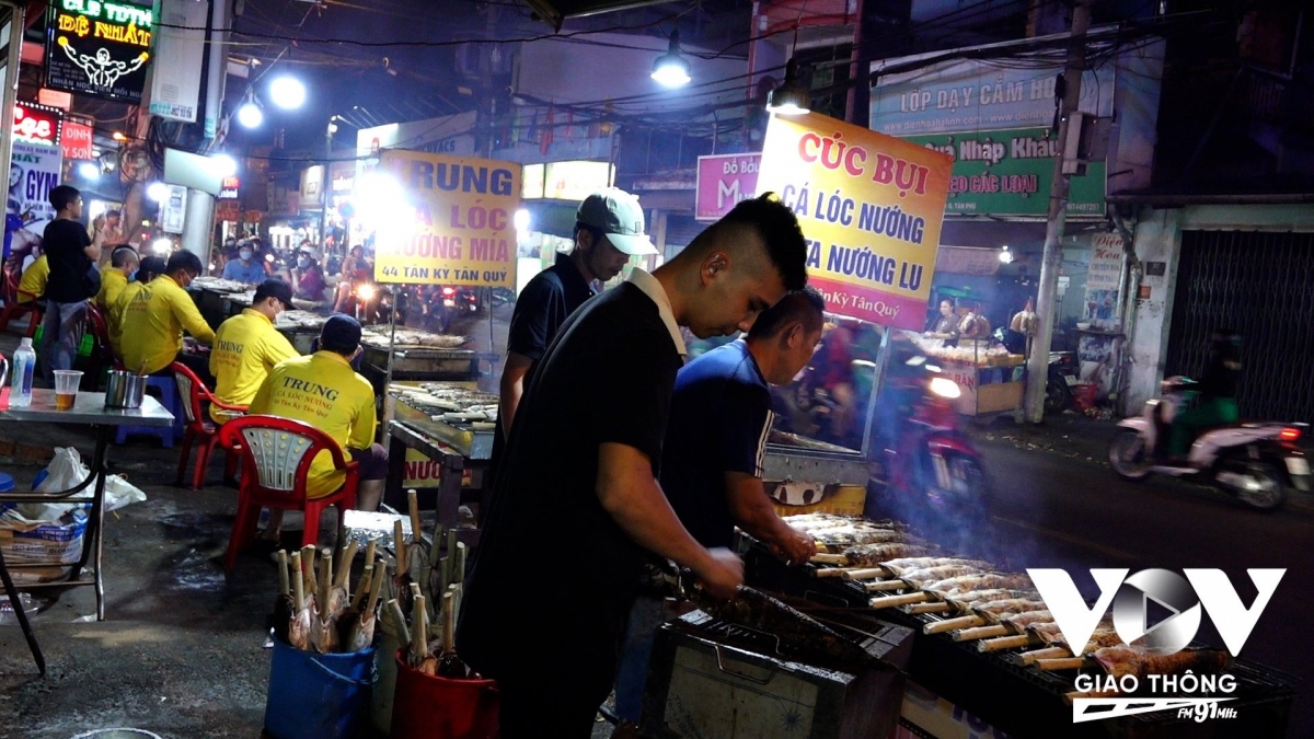 Xuyên đêm chuẩn bị, nướng cá phục vụ ngày Vía Thần tài