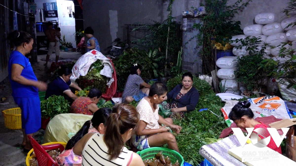 Hơn 10 người được huy động để nướng cá, không tính những người làm rau
