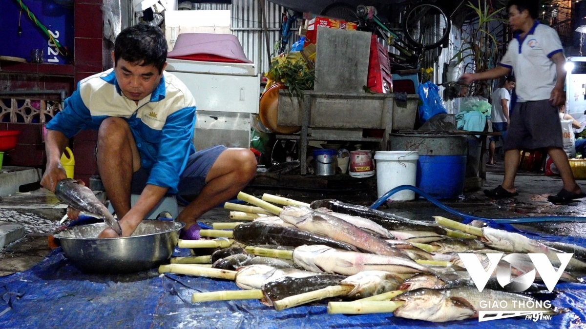 Ông Thường nướng hơn 5.000 con cá lóc với trọng lượng mỗi con hơn 1 kg