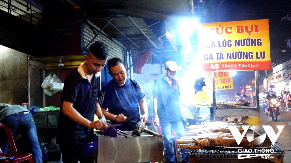 Mỗi phần cá nướng sẽ đi kèm theo rau sống, bún và nước chấm, giá dao động từ 180.000 - 250.000 đồng mỗi phần tuỳ theo kích cỡ cá