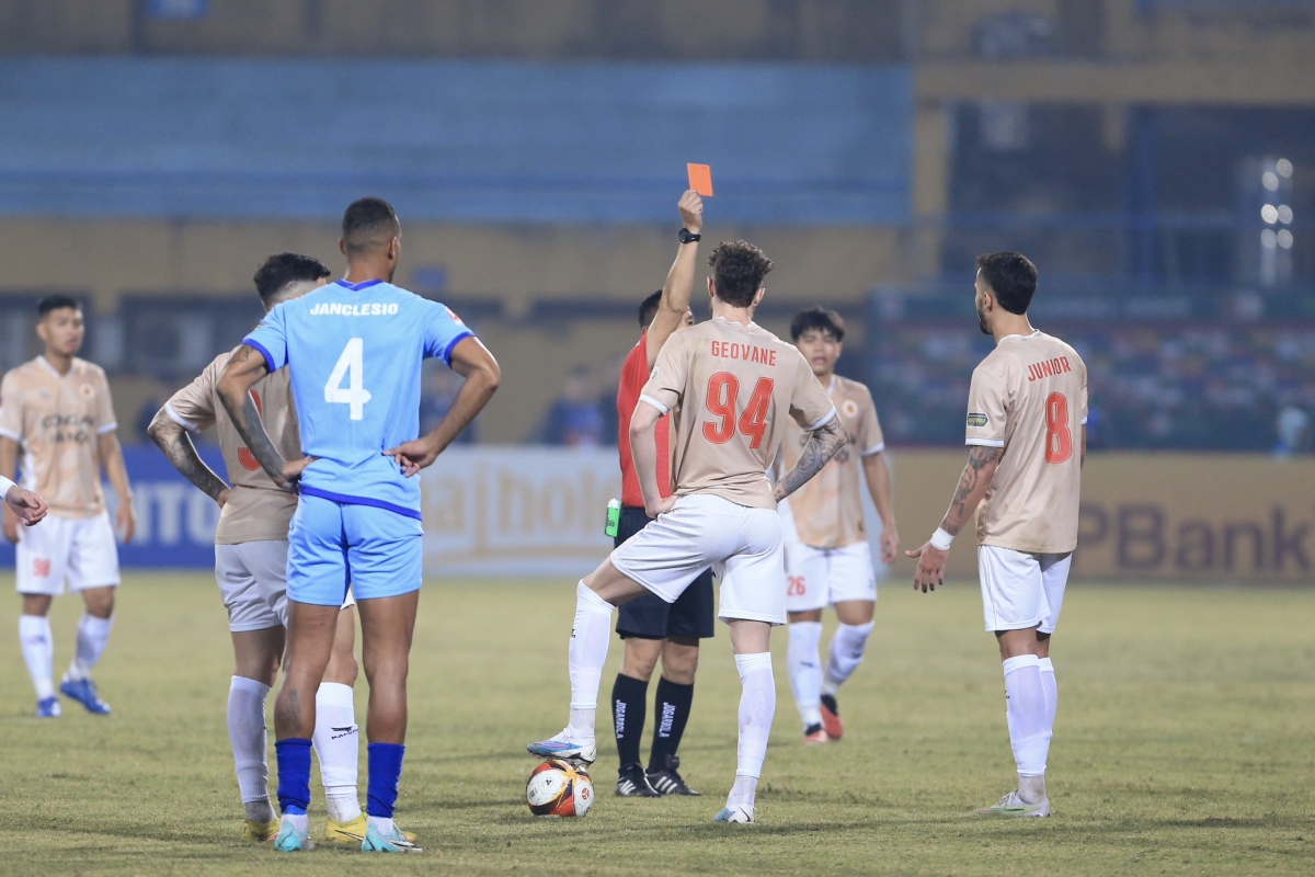 Fialho Junior nhận thẻ đỏ ở tại vòng 8 V-League (Ảnh: VPF)