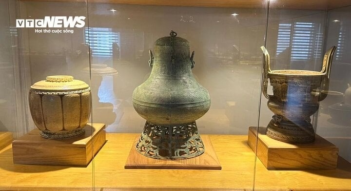 Ba bảo vật quốc gia gồm: Bình đồng Đông Sơn, niên đại: Văn hóa Đông Sơn, thế kỷ II - I trước sau Công nguyên; bình gốm hoa nâu, niên đại thế kỷ XI - XII; lư hương gốm men lam xám, niên đại khoảng niên hiệu Hưng Trị (1588 - 1591), đời vua Mạc Mậu Hợp.