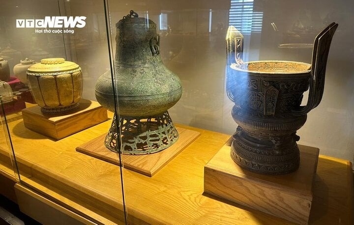 Chiếc lư hương là độc bản, khối hình đẹp và còn khá nguyên vẹn. Căn cứ vào đề tài, minh văn cho thấy lư hương do tầng lớp quý tộc, hoàng thân quốc thích đặt làm cung tiến vào nơi tôn nghiêm hay quốc tự.