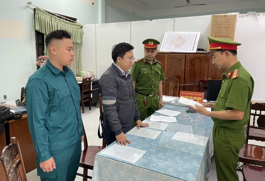 Cơ quan điều tra đọc lệnh bắt tạm giam Hà Hải Đăng về hành vi lừa đảo chiếm đoạt tài sản.