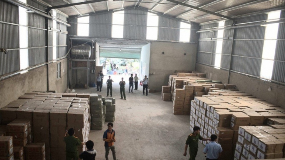 Công an Đức Hòa, Long An kiểm tra kho hàng phát hiện nhiều hàng hóa không chứng từ. (Ảnh Quang Anh)