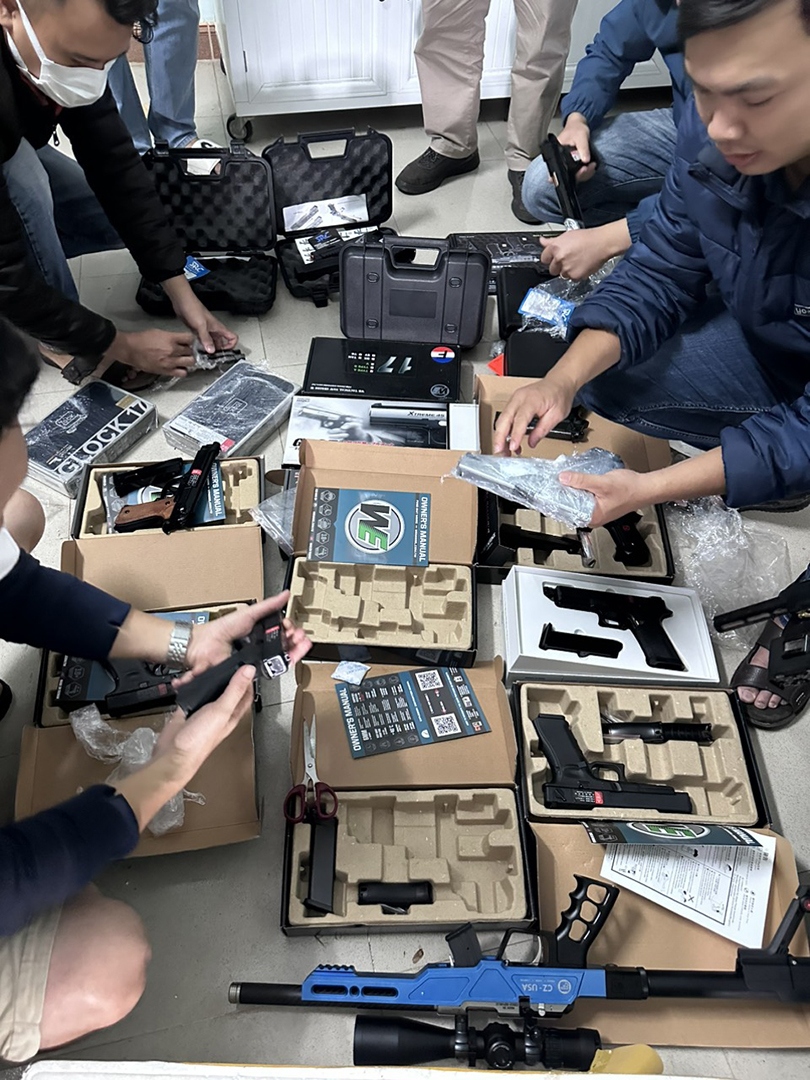 Công an kiểm tra tang vật