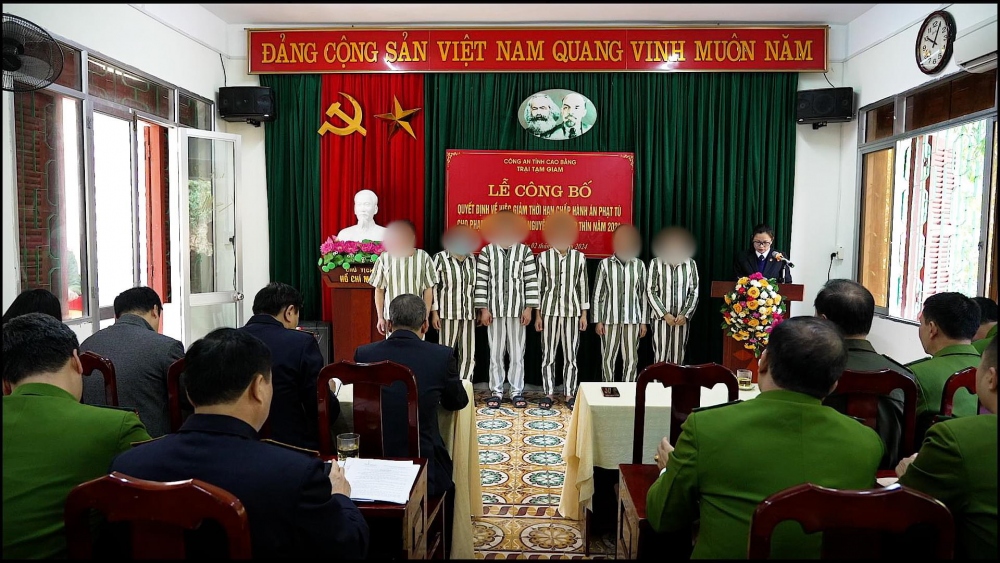 Công bố quyết định giảm thời hạn chấp hành án phạt tù cho phạm nhân tại Trại Tạm giam, Công an tỉnh Cao Bằng.