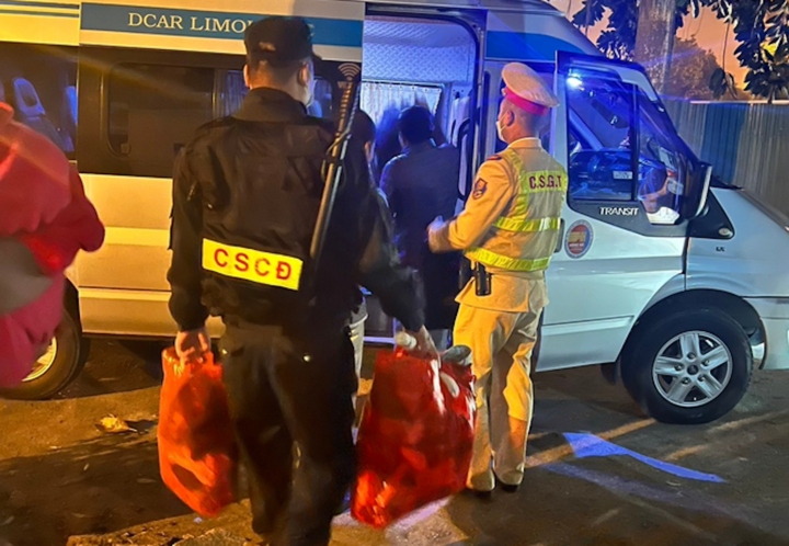 CSGT hỗ trợ tìm phương tiện đưa gia đình anh G. về quê đón Tết.