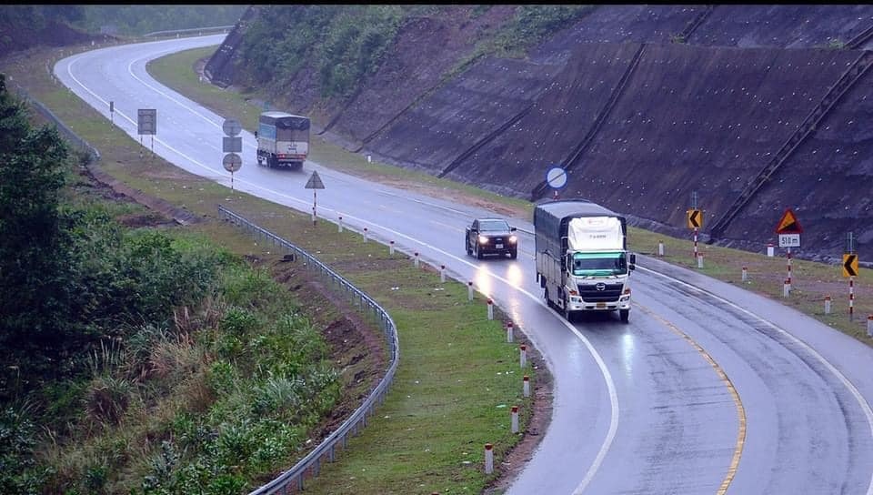 Cao tốc Cam Lộ-La Sơn chỉ có 2 làn xe: Chưa đảm bảo tiêu chuẩn, nguy cơ mất an toàn giao thông.