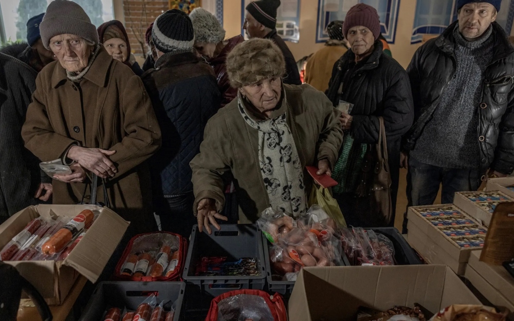 Người già Ukraine tiếp nhận viện trợ thực phẩm. Ảnh: Nytimes.