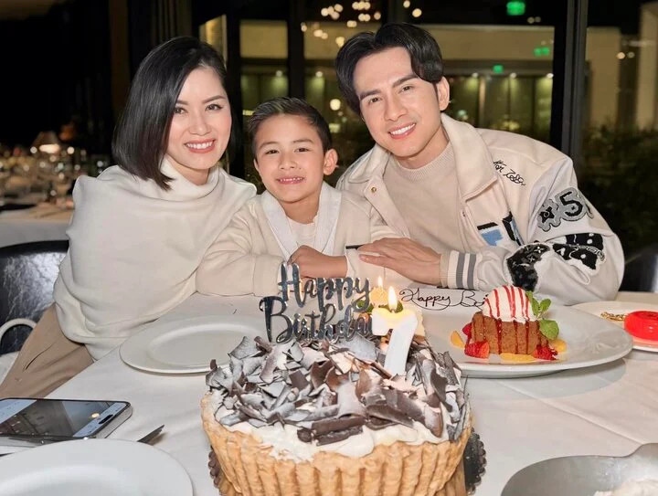 Trong dịp sinh nhật con trai, Đan Trường nhắn nhủ đến bé Mathis Thiên Từ: "Chúc mừng sinh nhật con trai, bé Mathis của ba được 7 tuổi. Ba mong con lúc nào cũng nhiều sức khoẻ, vui vẻ, hạnh phúc và điều quan trọng là con hãy tập trung học tập thật tốt, không ca hát, nhảy nhót gì hết, chỉ cần học thật giỏi là ba mẹ mãn nguyện lắm rồi…". Con trai Đan Trường bộc lộ năng khiếu âm nhạc từ sớm giống người bố nổi tiếng. Những đoạn cover của bé nhanh chóng gây sốt trên mạng xã hội. Bé cũng không ít lần biểu diễn cùng Đan Trường ở các sân khấu lớn. Chia sẻ về con trai, Đan Trường cho biết anh không ép con phải theo con đường ca hát mà để bé phát triển một cách tự nhiên. (Nguồn: VTC News)