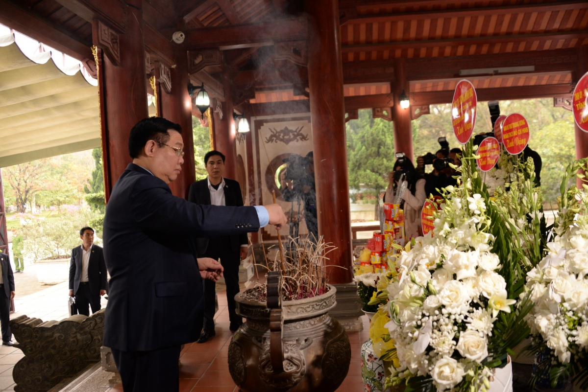 Chủ tịch Quốc hội Vương Đình Huệ dâng hương tại Khu Di tích lịch sử quốc gia Truông Bồn