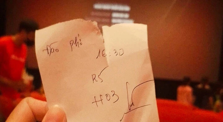 Ngoài ra, trong chiều 22/2 vì lượng khách mua vé tại cụm rạp Cinestar Quốc Thanh tăng đột biến nên máy in vé phải làm việc liên tục dẫn đến tình trạng treo máy, nên nhân viên bán hàng phải viết ra giấy. Được biết đây cũng không phải là lần đầu tiên tình trạng này xảy ra.