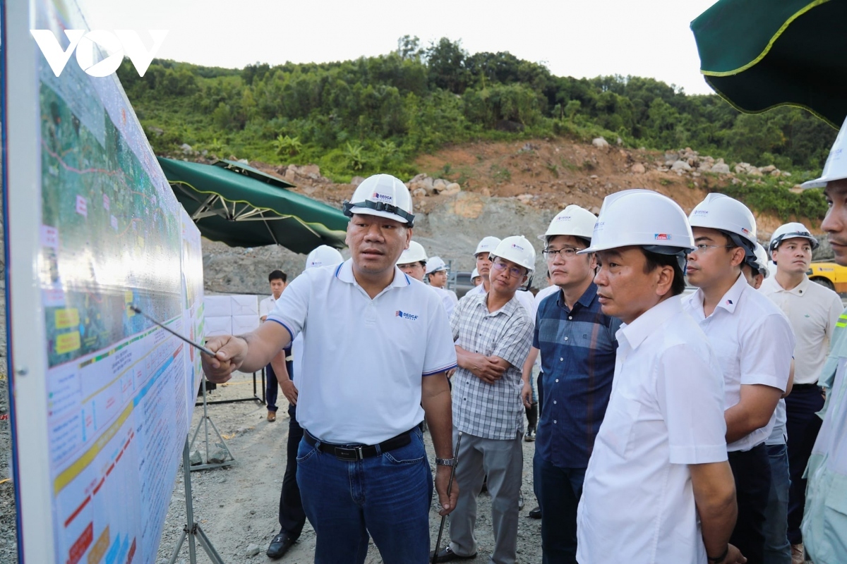 Thứ trưởng Bộ GTVT Nguyễn Danh Huy nghe báo cáo tiến độ thi công tuyến cao tốc Quảng Ngãi - Hoài Nhơn.