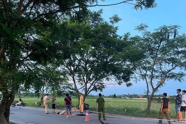 Cảnh sát khám nghiệm hiện trường, khám nghiệm tử thi nạn nhân.