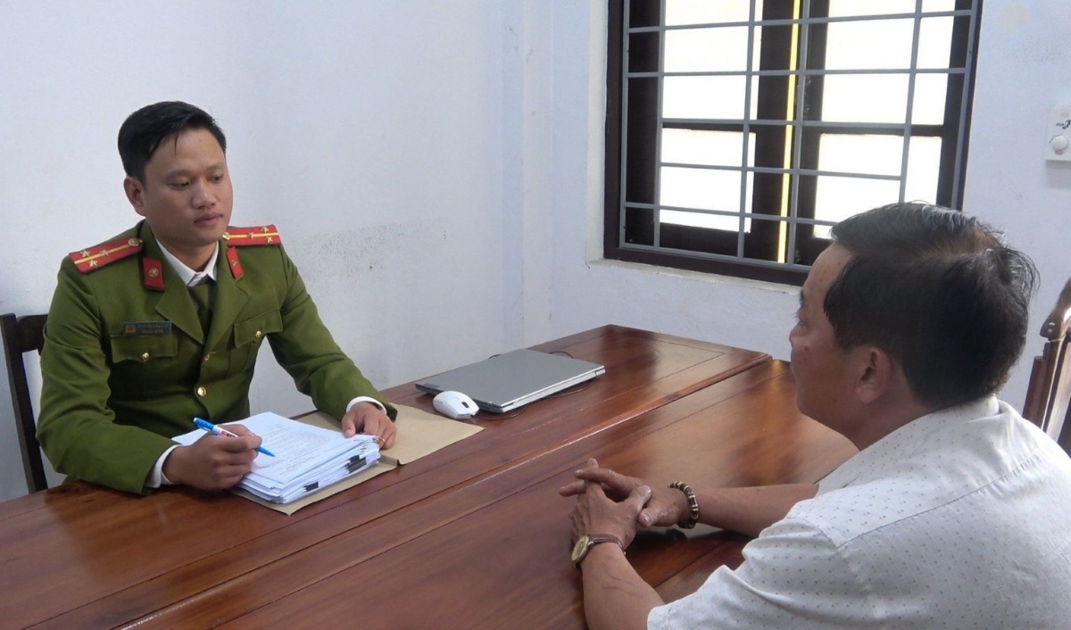Đối tượng Lê Văn Dưỡng tại cơ quan Công an. Ảnh: Công an cung cấp