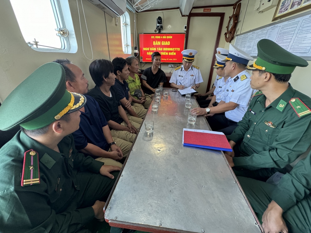 Đồng chí Đại tá Lương Xuân Giáp, Phó chủ nhiệm chính trị Vùng 4 ký bàn giao các ngư dân